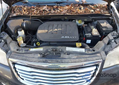 2012 Chrysler Town & Country Touring-L z USA, uszkodzony, nr VIN 2C4RC1CG8CR338947